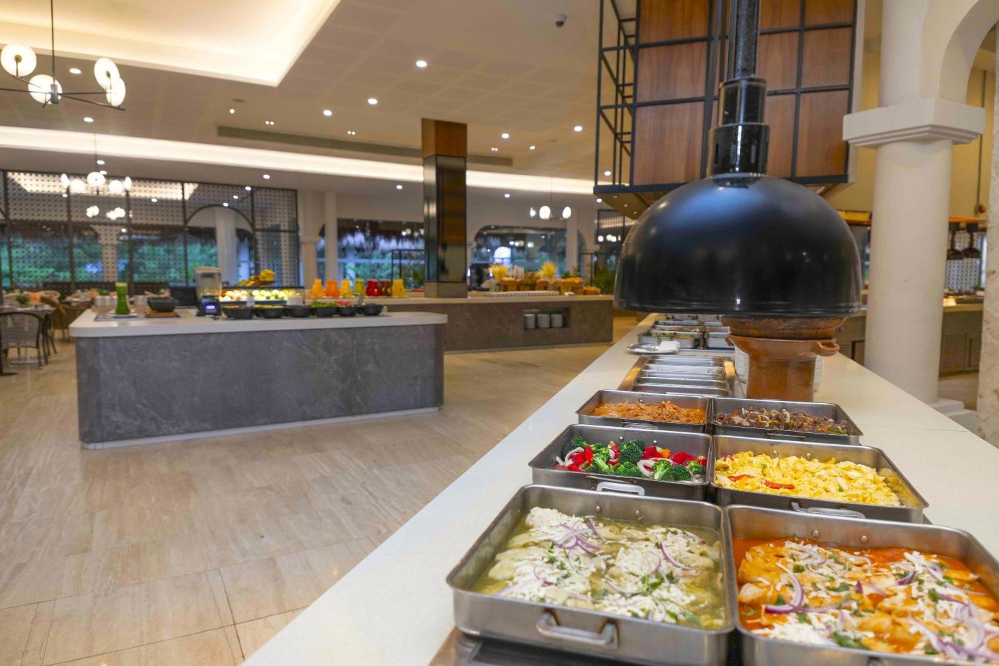 Grand Palladium Colonial & Resort